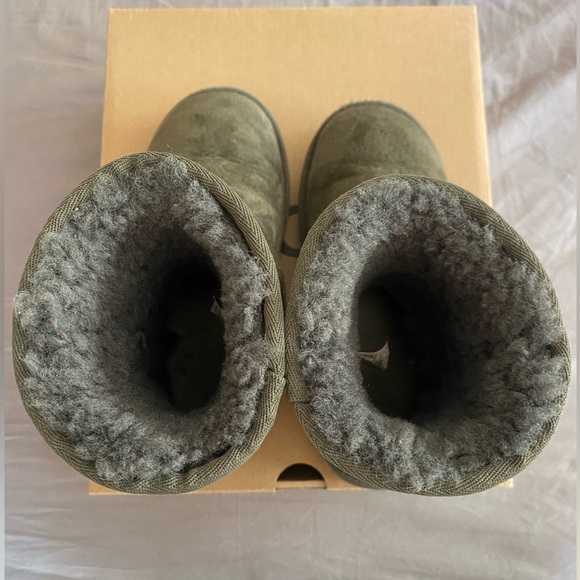 UGG Boots Kids Size 2 - Picture 6 of 8